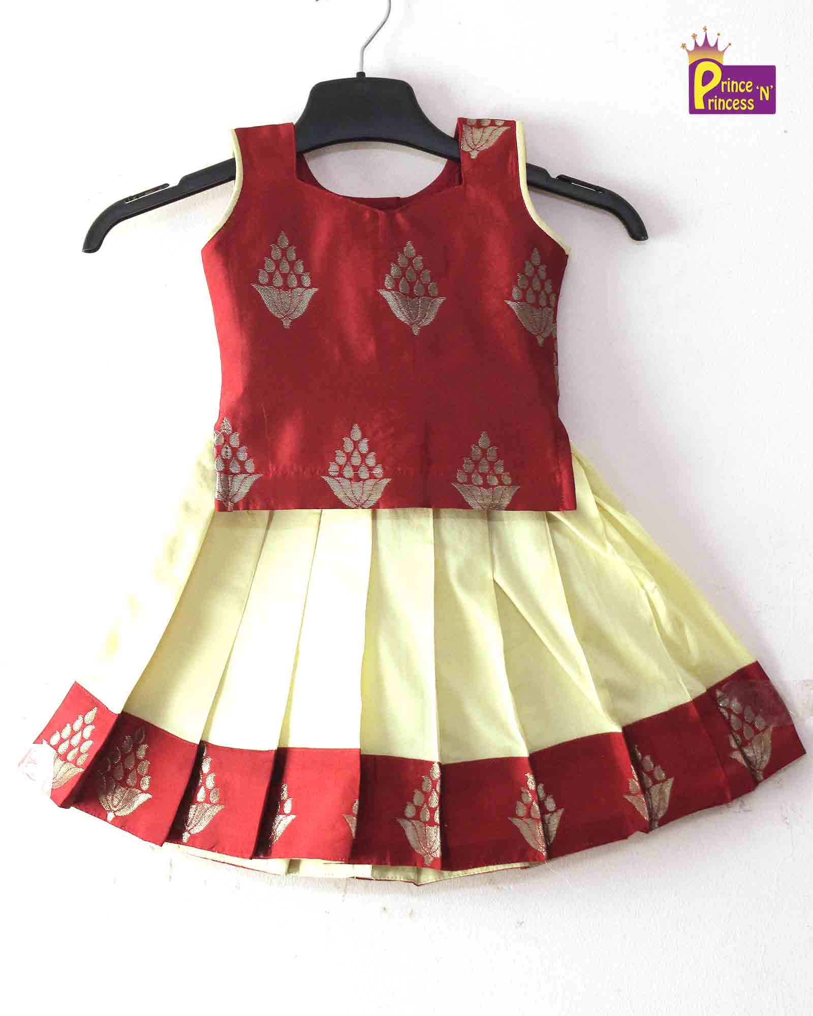 Sleeveless pattu store pavadai